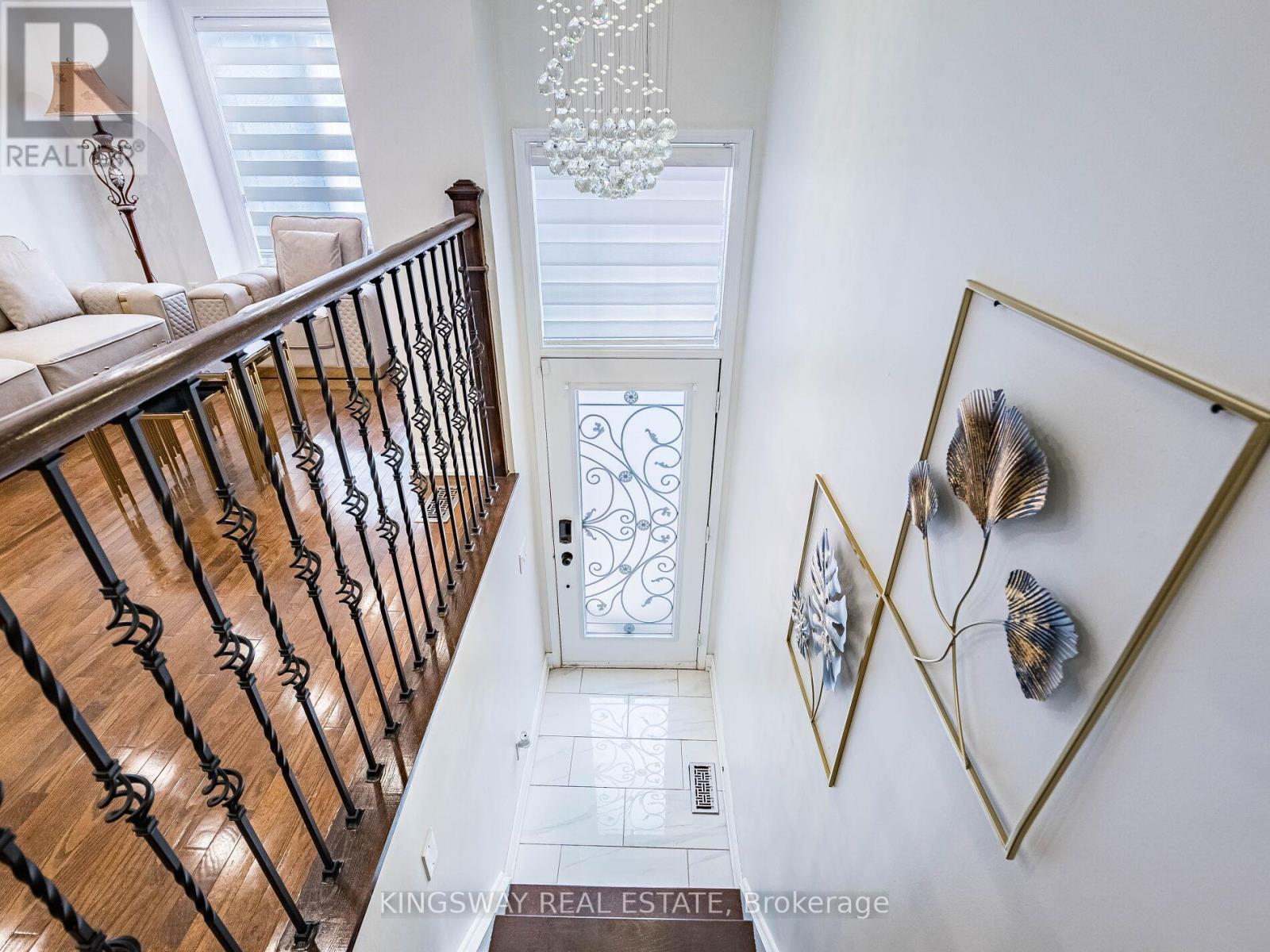 3221 Redpath Circle, Mississauga, Ontario  L5N 8R3 - Photo 3 - W12703706