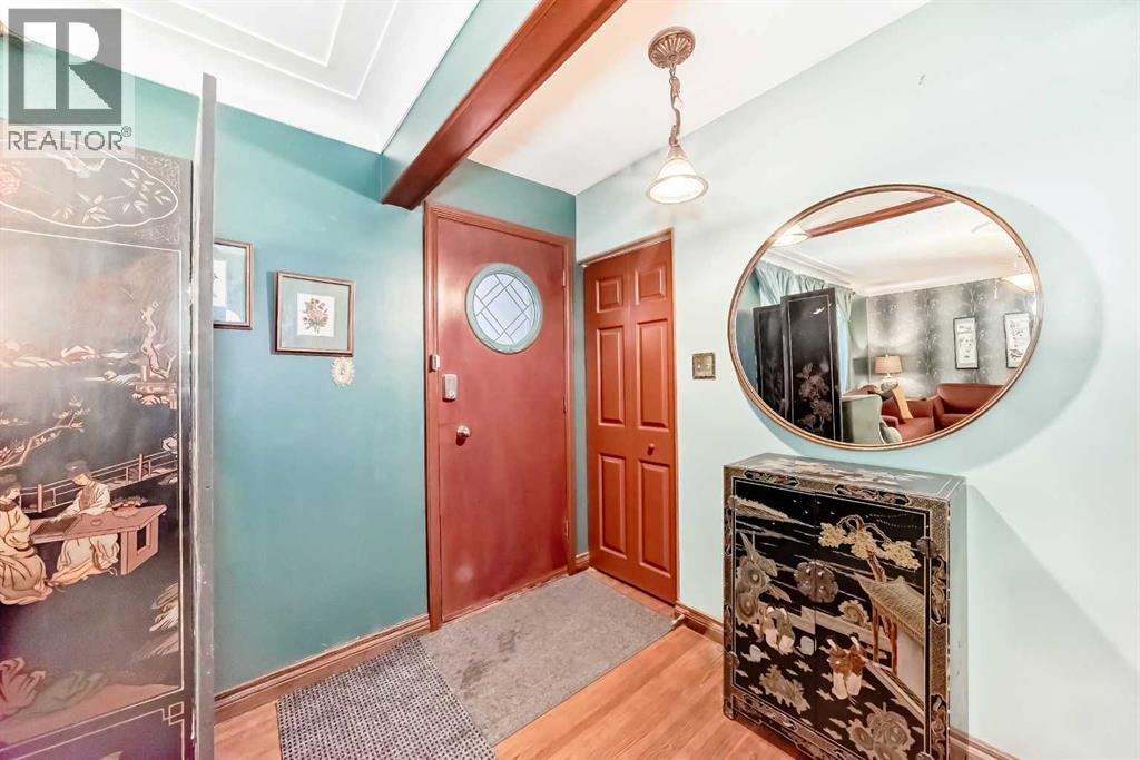 5923 Thorncliffe Drive Nw, Calgary, Alberta  T2K 2Z9 - Photo 4 - A2276899