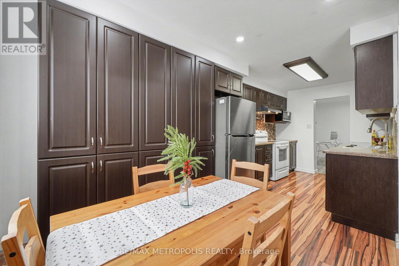 19 Robin Court, Barrie, Ontario  L4M 5L9 - Photo 10 - S12704034