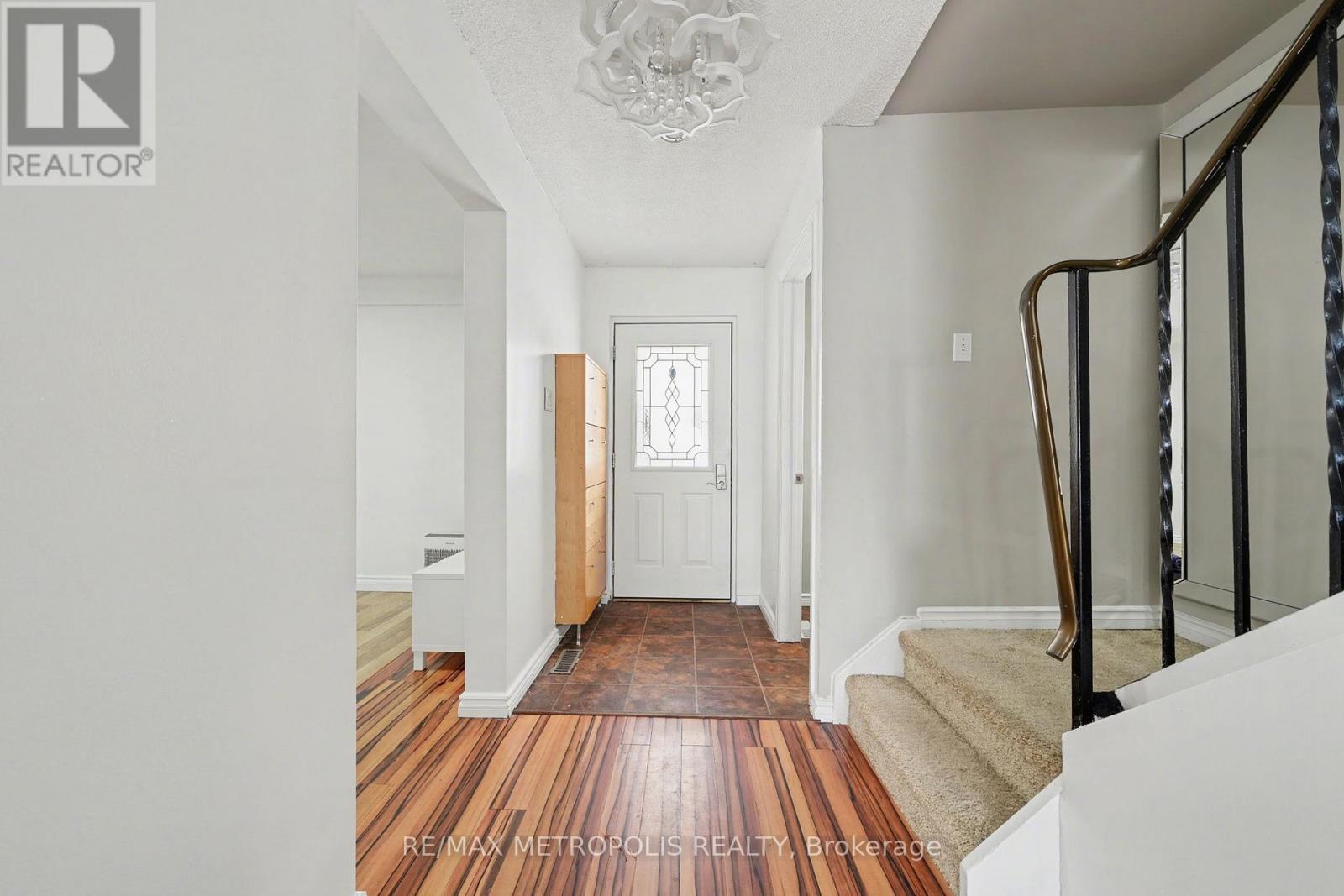 19 Robin Court, Barrie, Ontario  L4M 5L9 - Photo 6 - S12704034