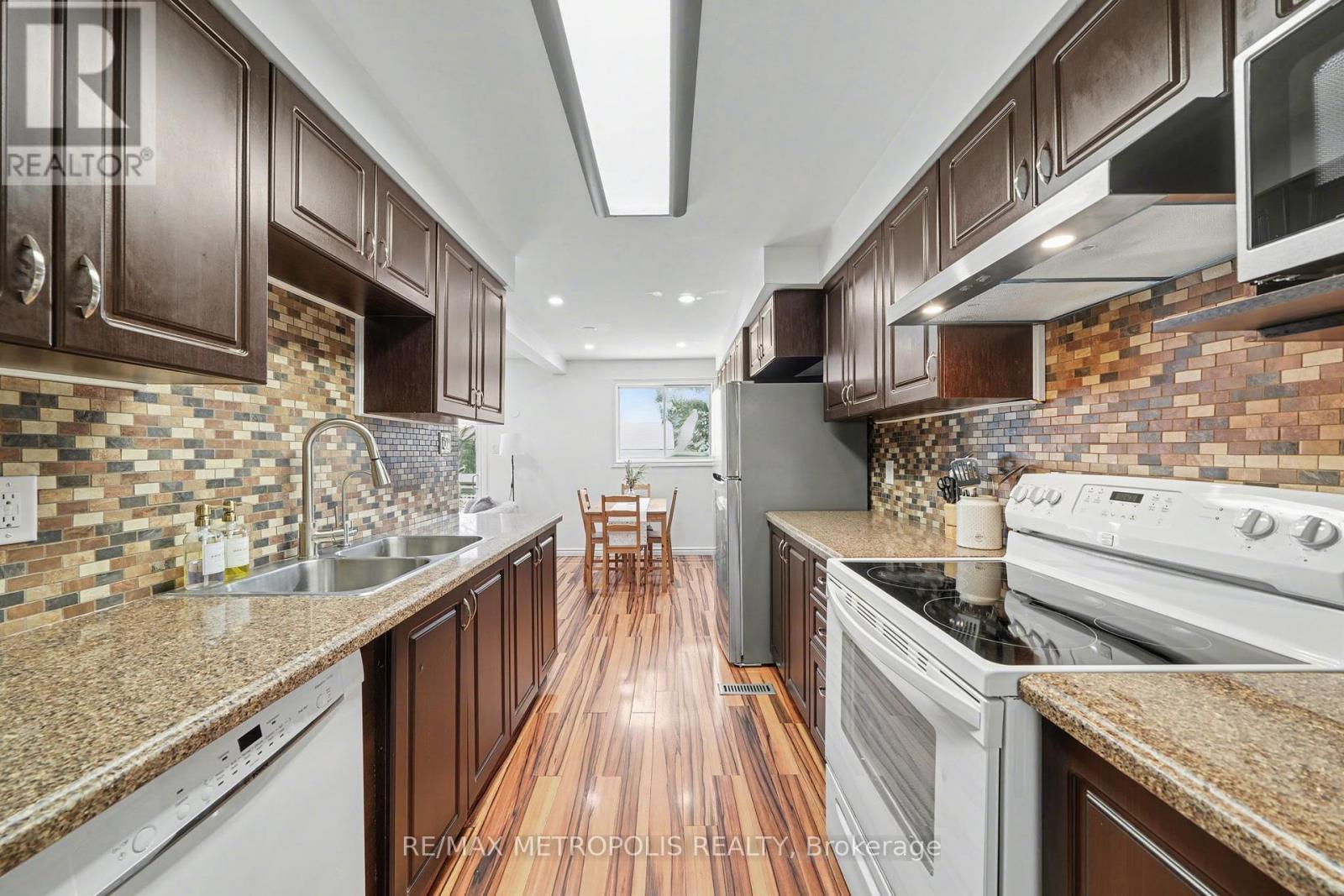 19 Robin Court, Barrie, Ontario  L4M 5L9 - Photo 8 - S12704034