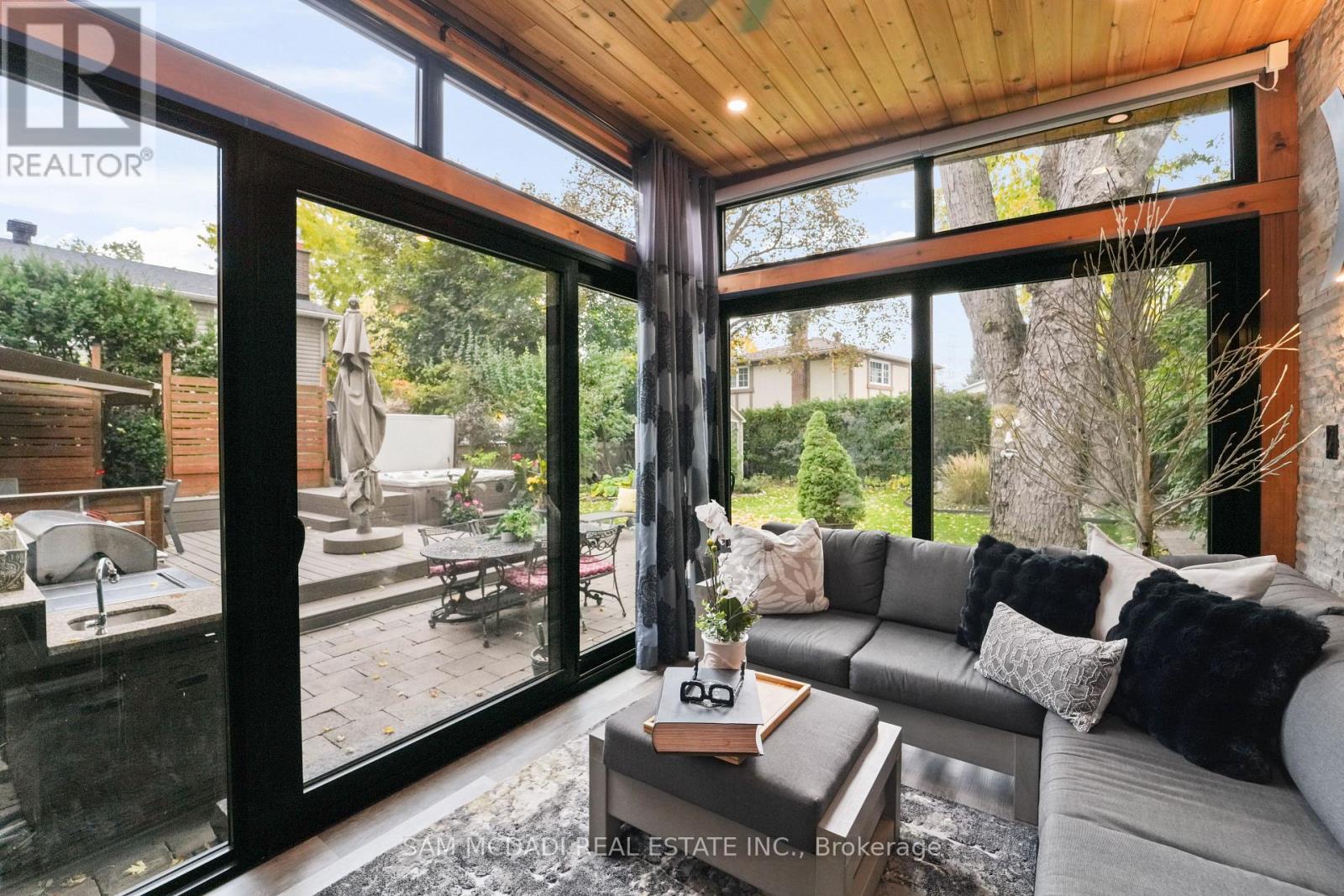 3620 Ponytrail Drive, Mississauga (Applewood), Ontario  L4X 1W4 - Photo 16 - W12704068