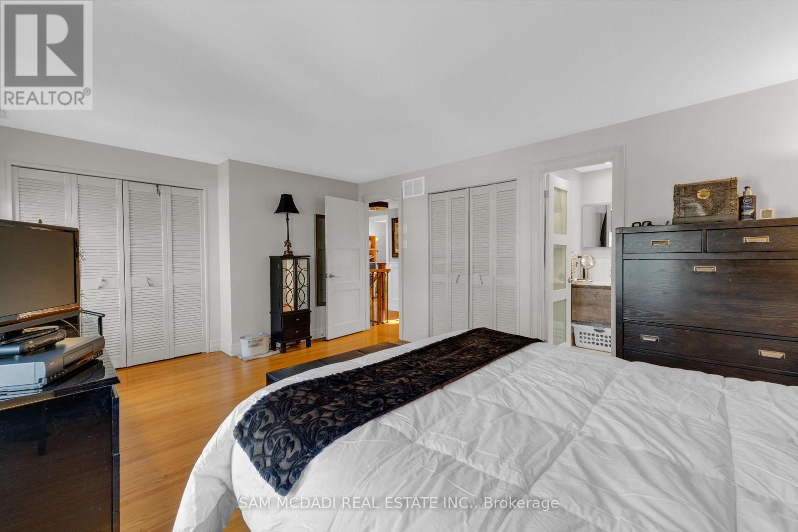 3620 Ponytrail Drive, Mississauga (Applewood), Ontario  L4X 1W4 - Photo 21 - W12704068