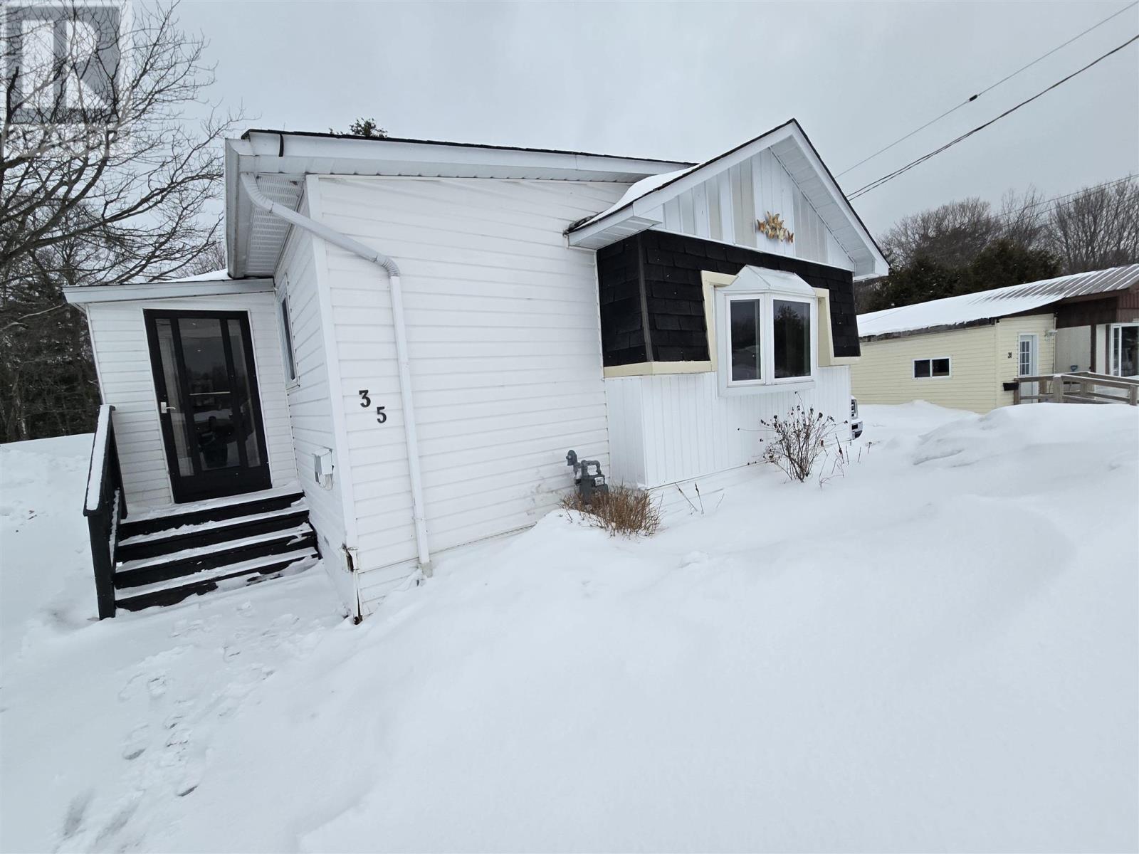 35 Chalmers CRES, Elliot Lake, Ontario