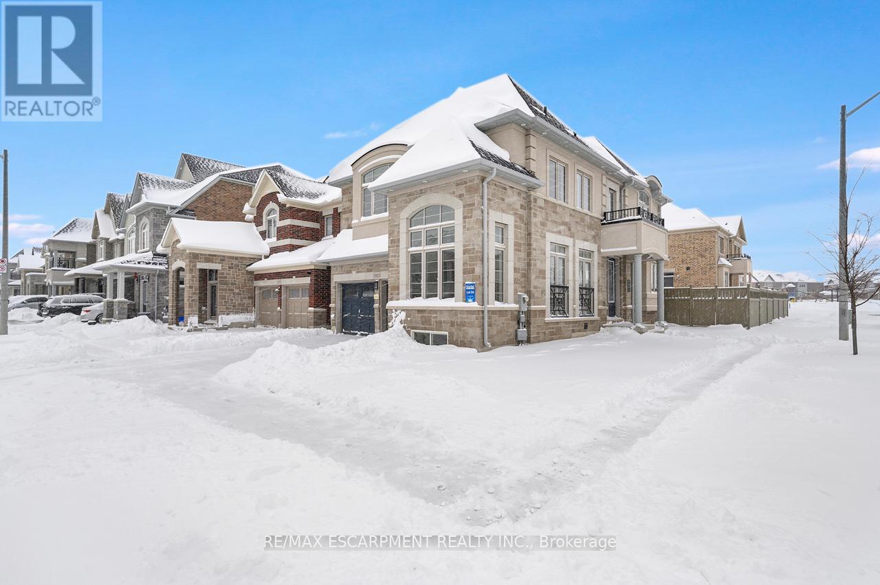 3923 Koenig Road, Burlington, Ontario  L7M 0Z8 - Photo 2 - W12696248