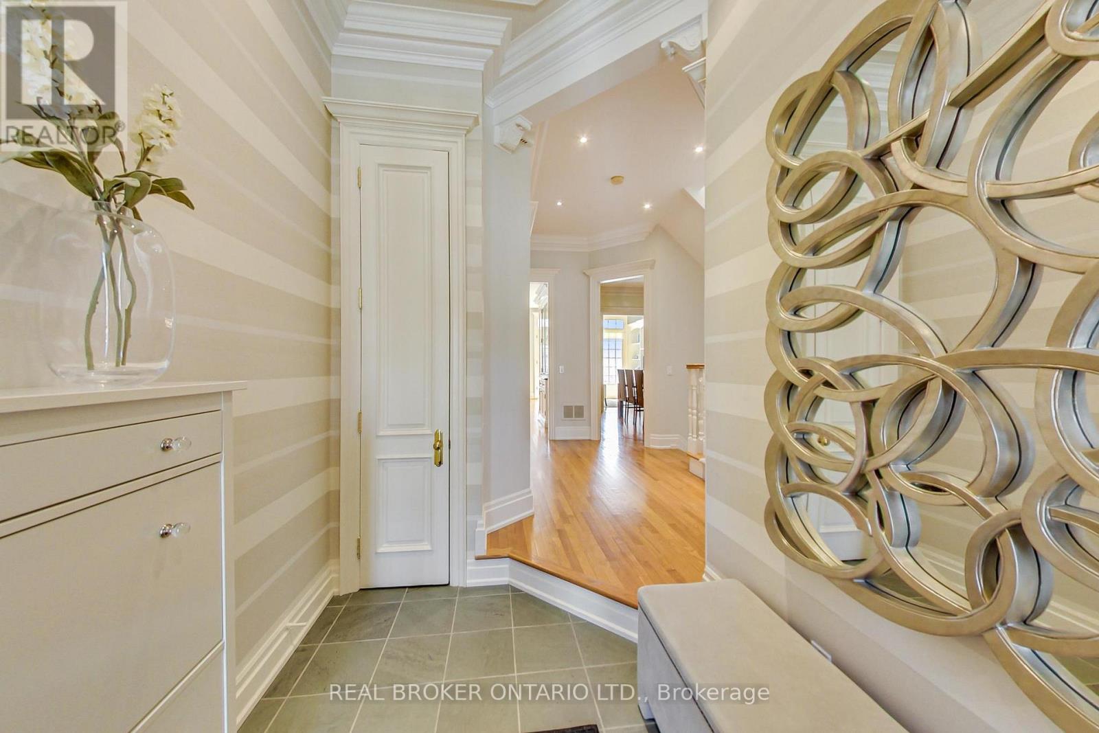 21 Farnham Avenue, Toronto, Ontario  M4V 1H6 - Photo 3 - C12704242