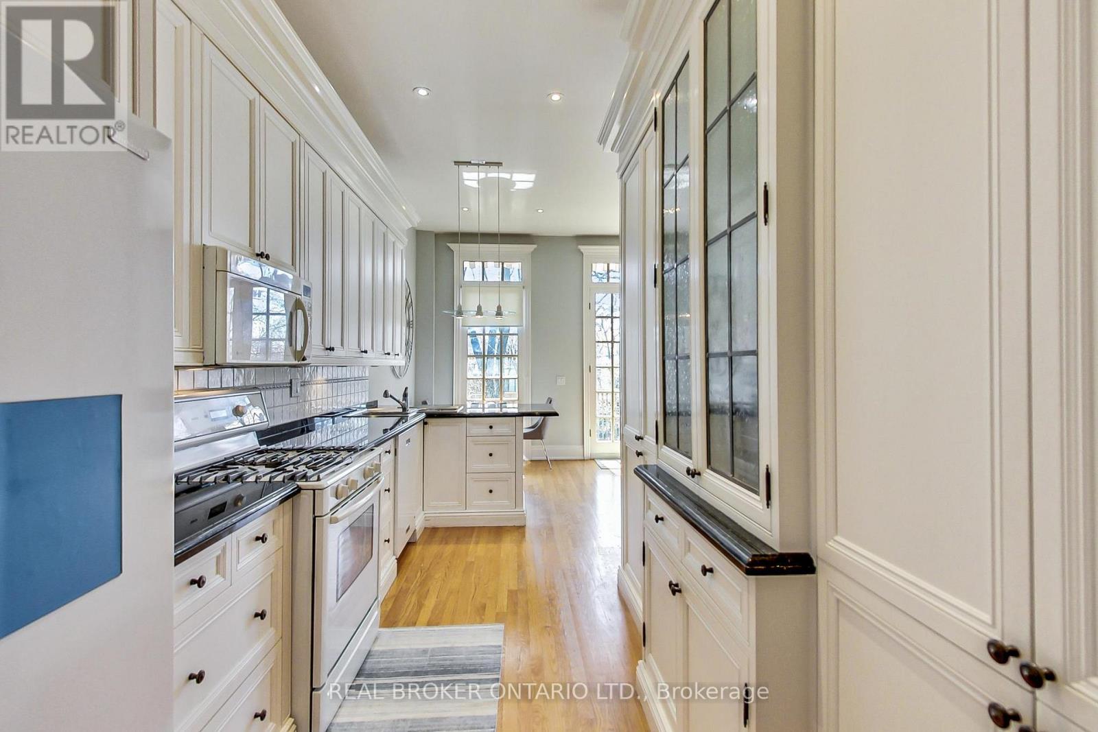 21 Farnham Avenue, Toronto, Ontario  M4V 1H6 - Photo 6 - C12704242