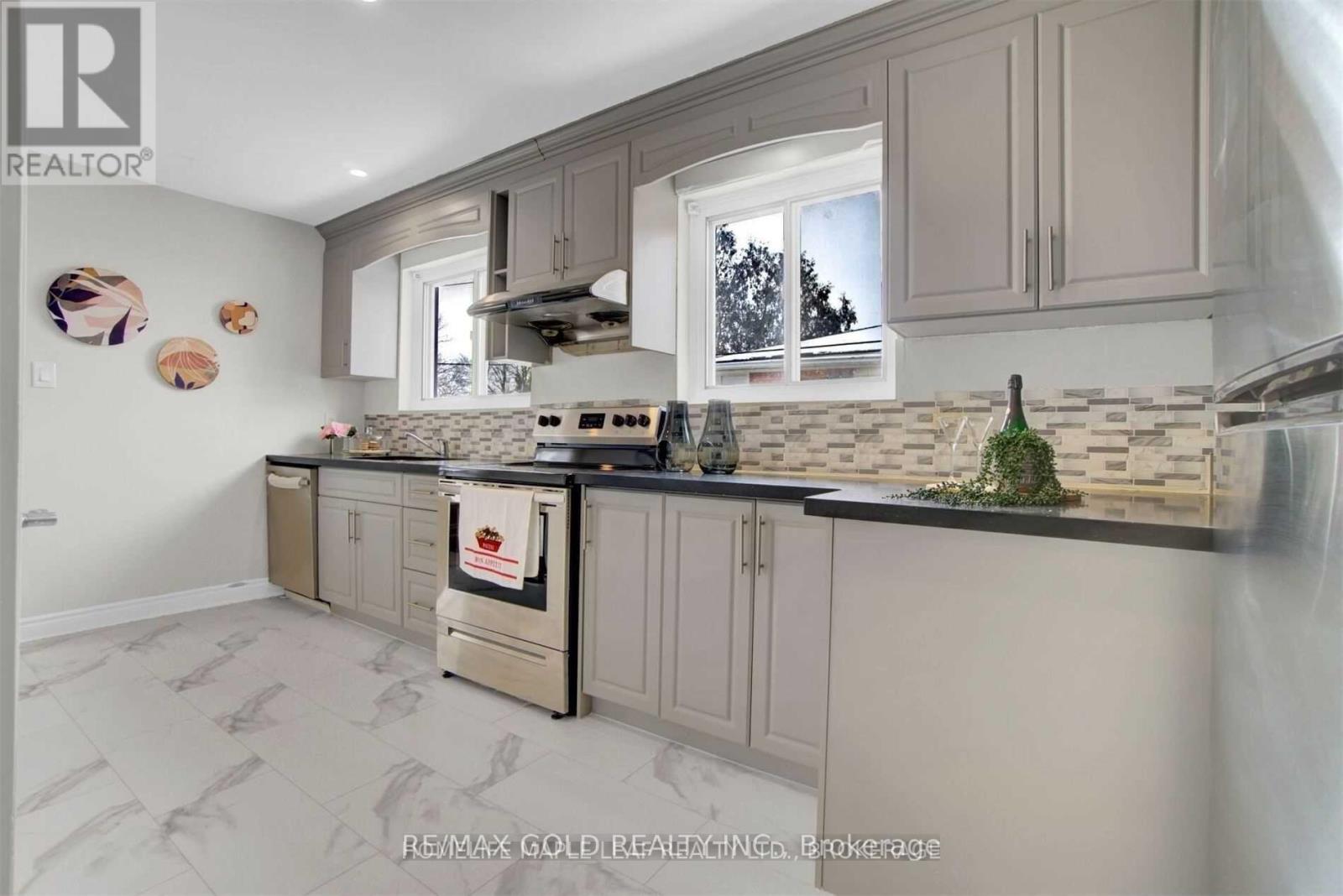 48 Winderemere Court, Brampton, Ontario  L6X 2L6 - Photo 3 - W12704222