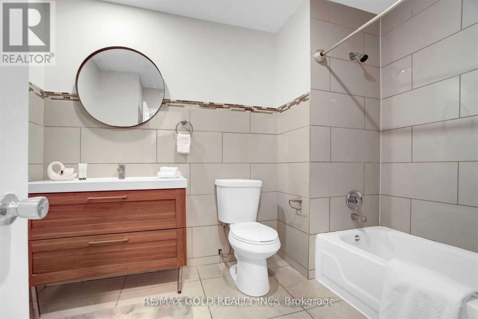 48 Winderemere Court, Brampton, Ontario  L6X 2L6 - Photo 4 - W12704222