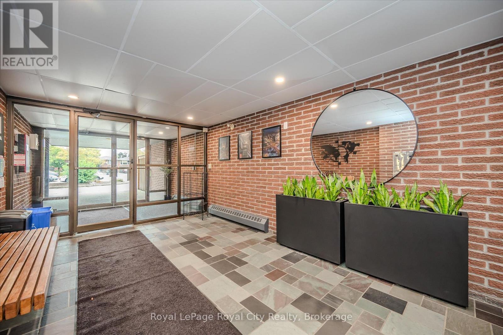 24 - 63 Conroy Crescent, Guelph, Ontario  N1G 2V5 - Photo 2 - X12704426