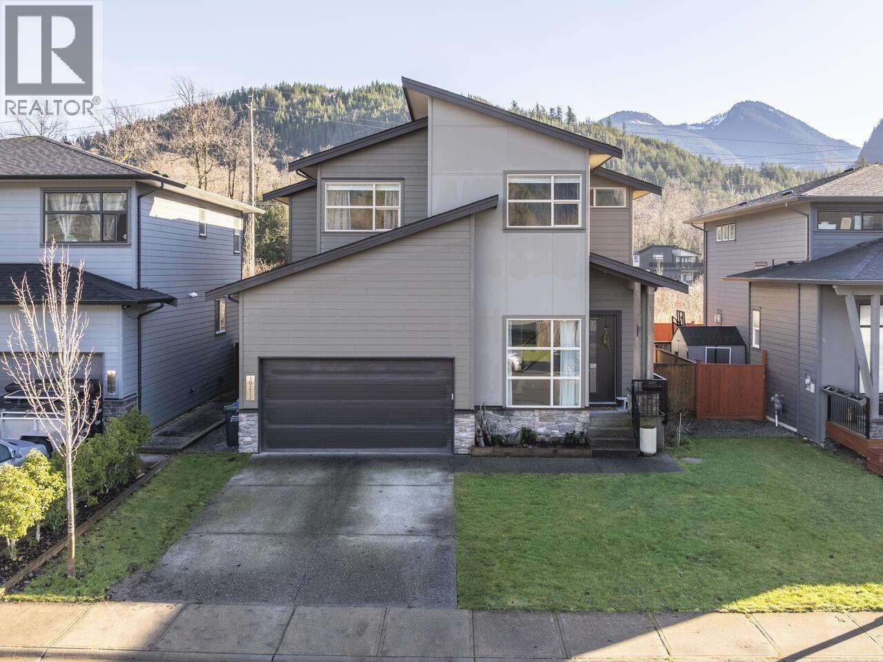 39212 Cardinal Drive, Squamish, British Columbia  V8B 0H3 - Photo 2 - R3055100