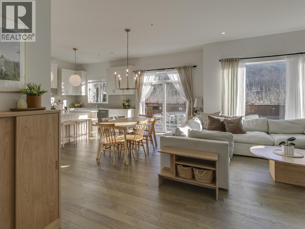 39212 Cardinal Drive, Squamish, British Columbia  V8B 0H3 - Photo 9 - R3055100