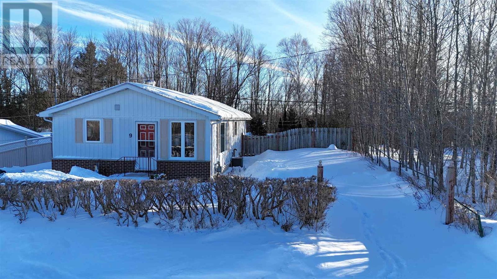 9 Axmith Ave, Elliot Lake, Ontario  P5A 1B5 - Photo 2 - SM260123