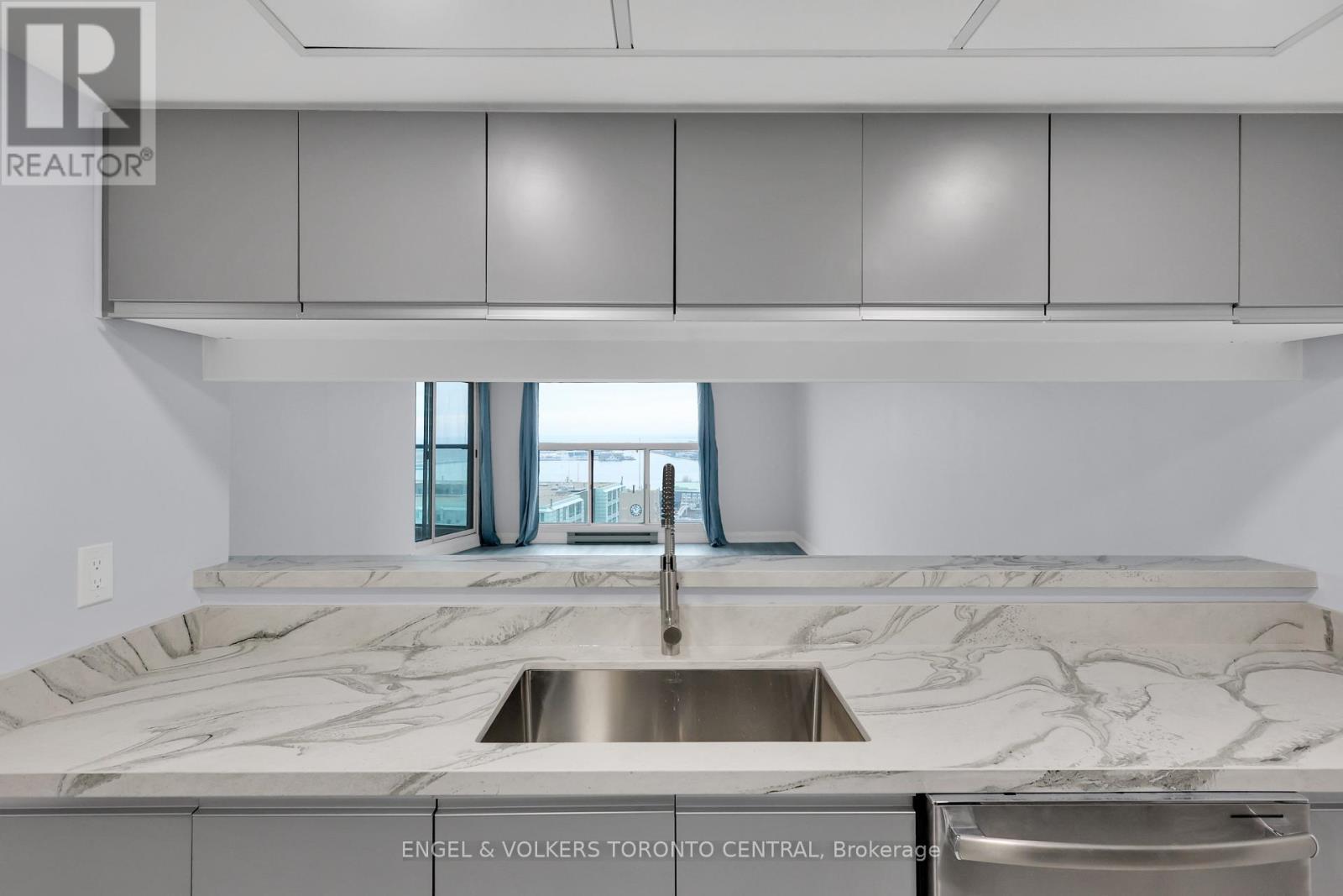 2111 - 77 Harbour Square, Toronto, Ontario  M5J 2S2 - Photo 10 - C12704292