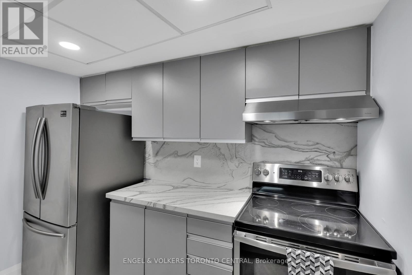 2111 - 77 Harbour Square, Toronto, Ontario  M5J 2S2 - Photo 11 - C12704292