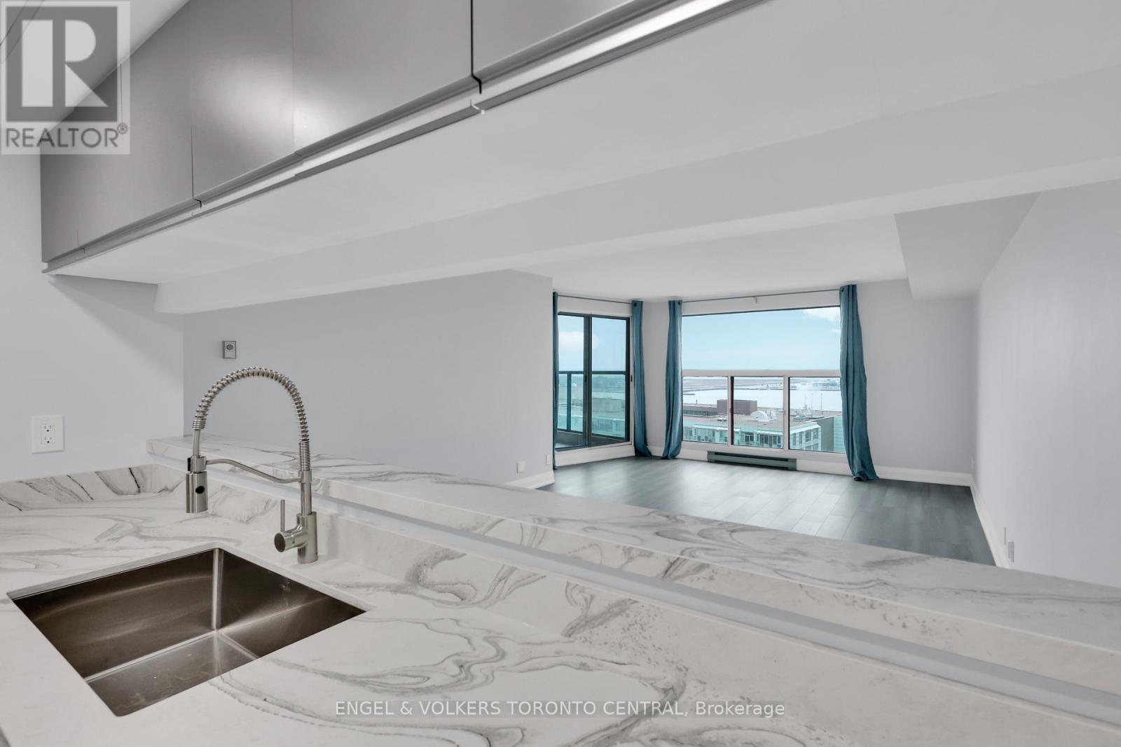 2111 - 77 Harbour Square, Toronto, Ontario  M5J 2S2 - Photo 12 - C12704292