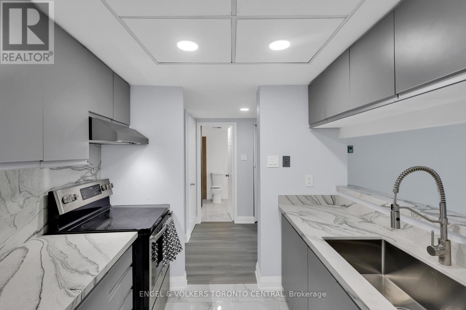 2111 - 77 Harbour Square, Toronto, Ontario  M5J 2S2 - Photo 13 - C12704292