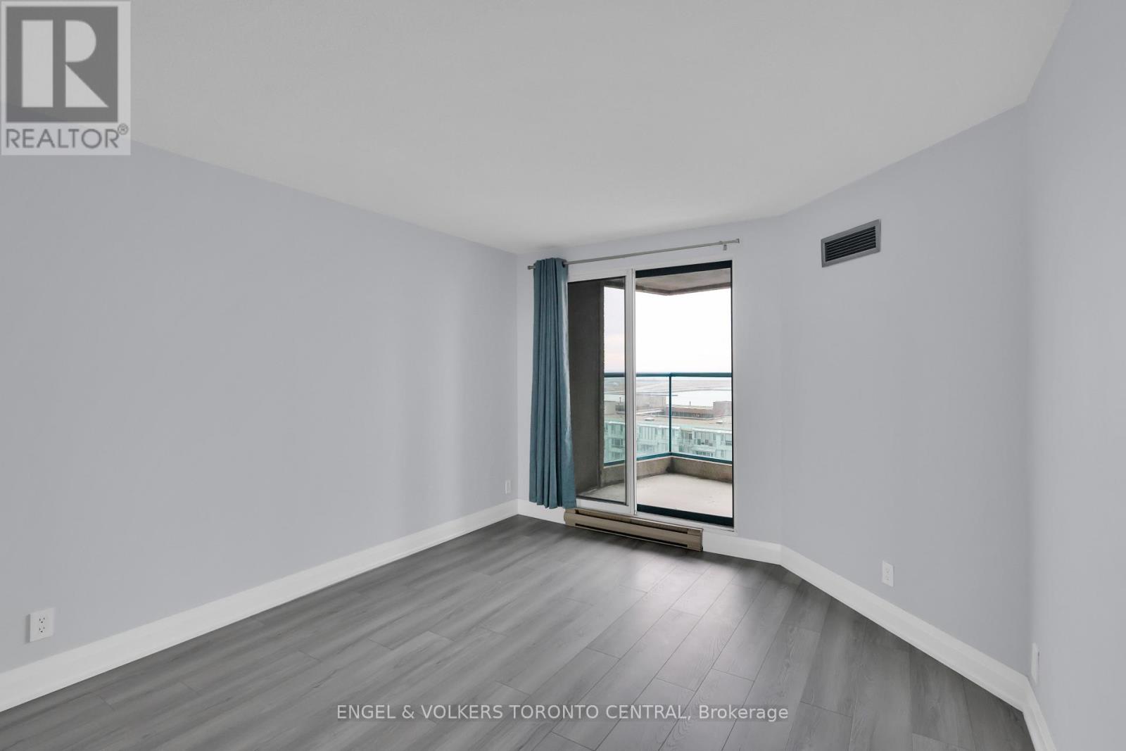 2111 - 77 Harbour Square, Toronto, Ontario  M5J 2S2 - Photo 16 - C12704292