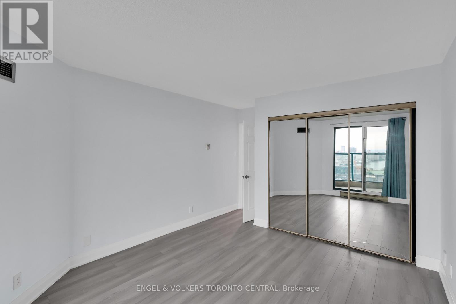 2111 - 77 Harbour Square, Toronto, Ontario  M5J 2S2 - Photo 18 - C12704292