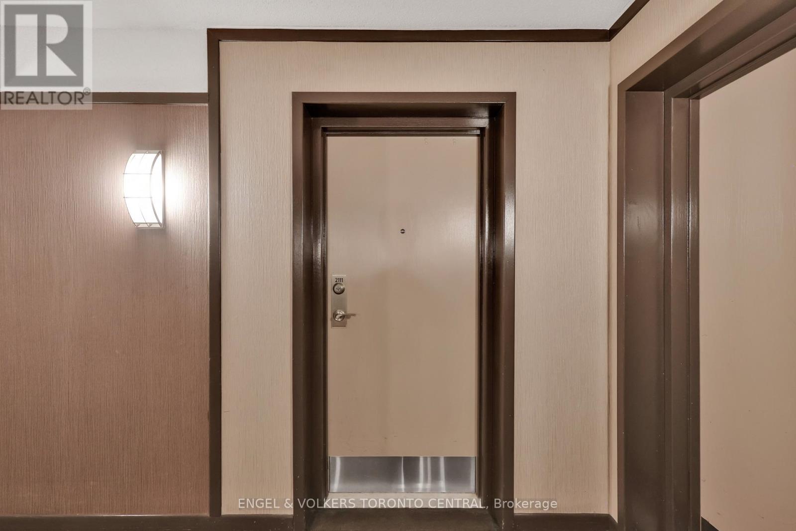 2111 - 77 Harbour Square, Toronto, Ontario  M5J 2S2 - Photo 2 - C12704292