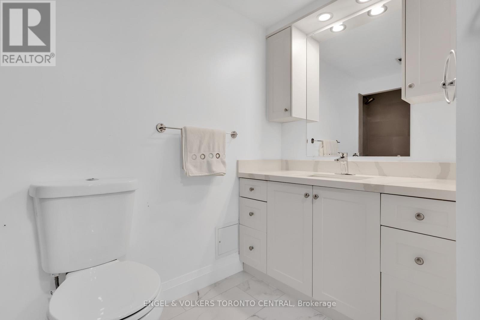 2111 - 77 Harbour Square, Toronto, Ontario  M5J 2S2 - Photo 21 - C12704292