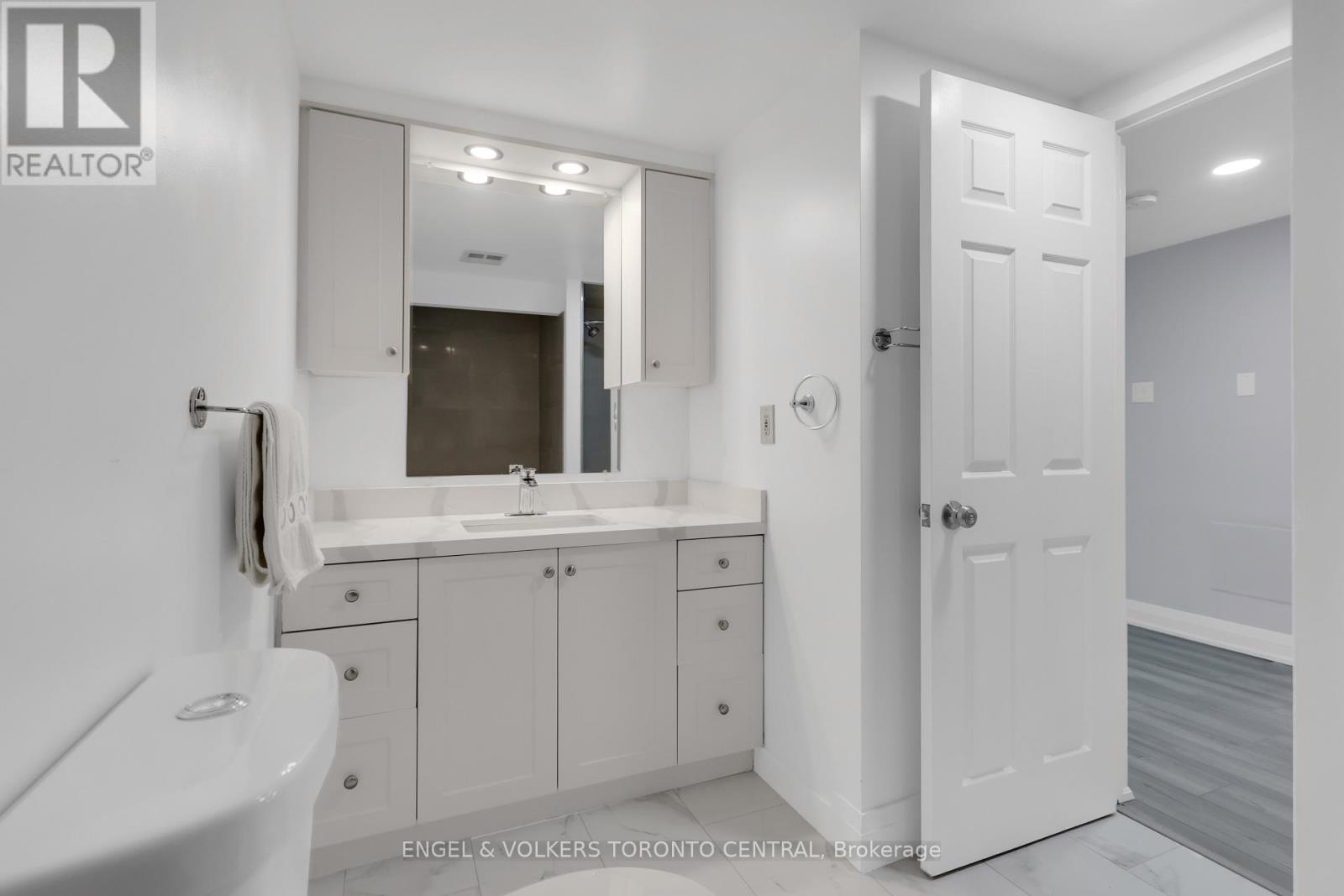 2111 - 77 Harbour Square, Toronto, Ontario  M5J 2S2 - Photo 22 - C12704292