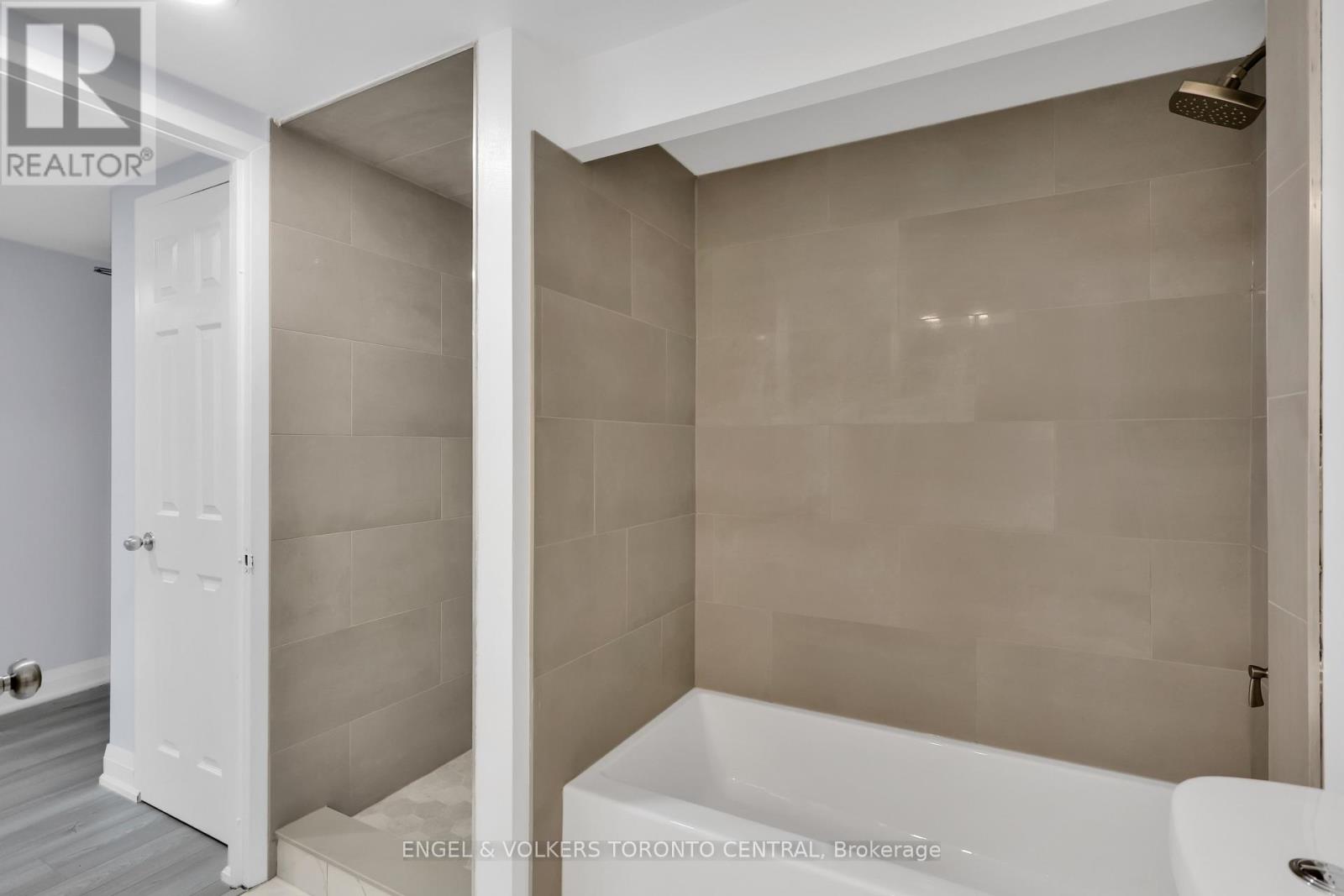 2111 - 77 Harbour Square, Toronto, Ontario  M5J 2S2 - Photo 23 - C12704292