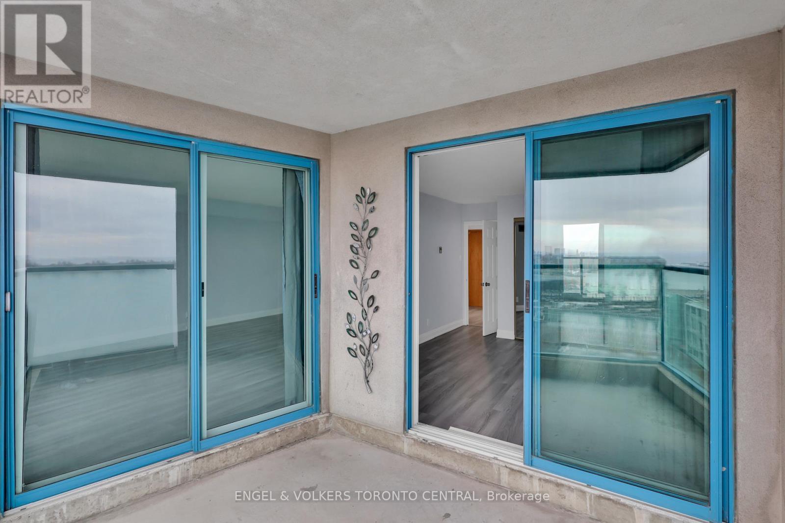 2111 - 77 Harbour Square, Toronto, Ontario  M5J 2S2 - Photo 29 - C12704292