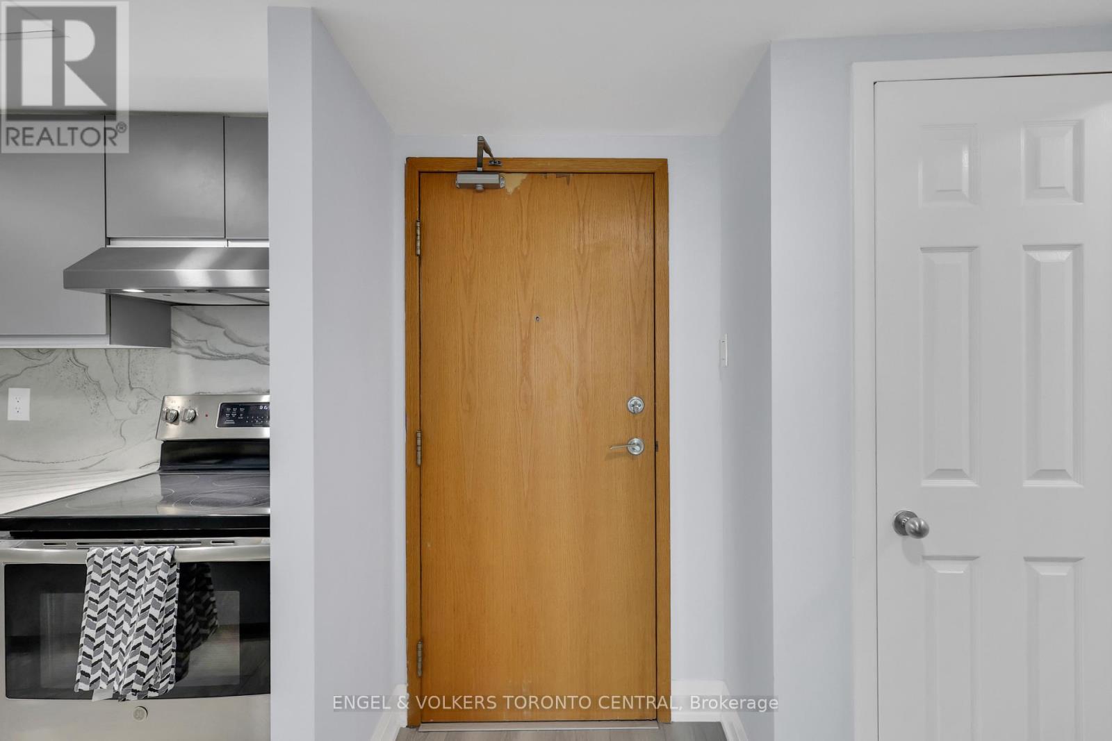 2111 - 77 Harbour Square, Toronto, Ontario  M5J 2S2 - Photo 3 - C12704292