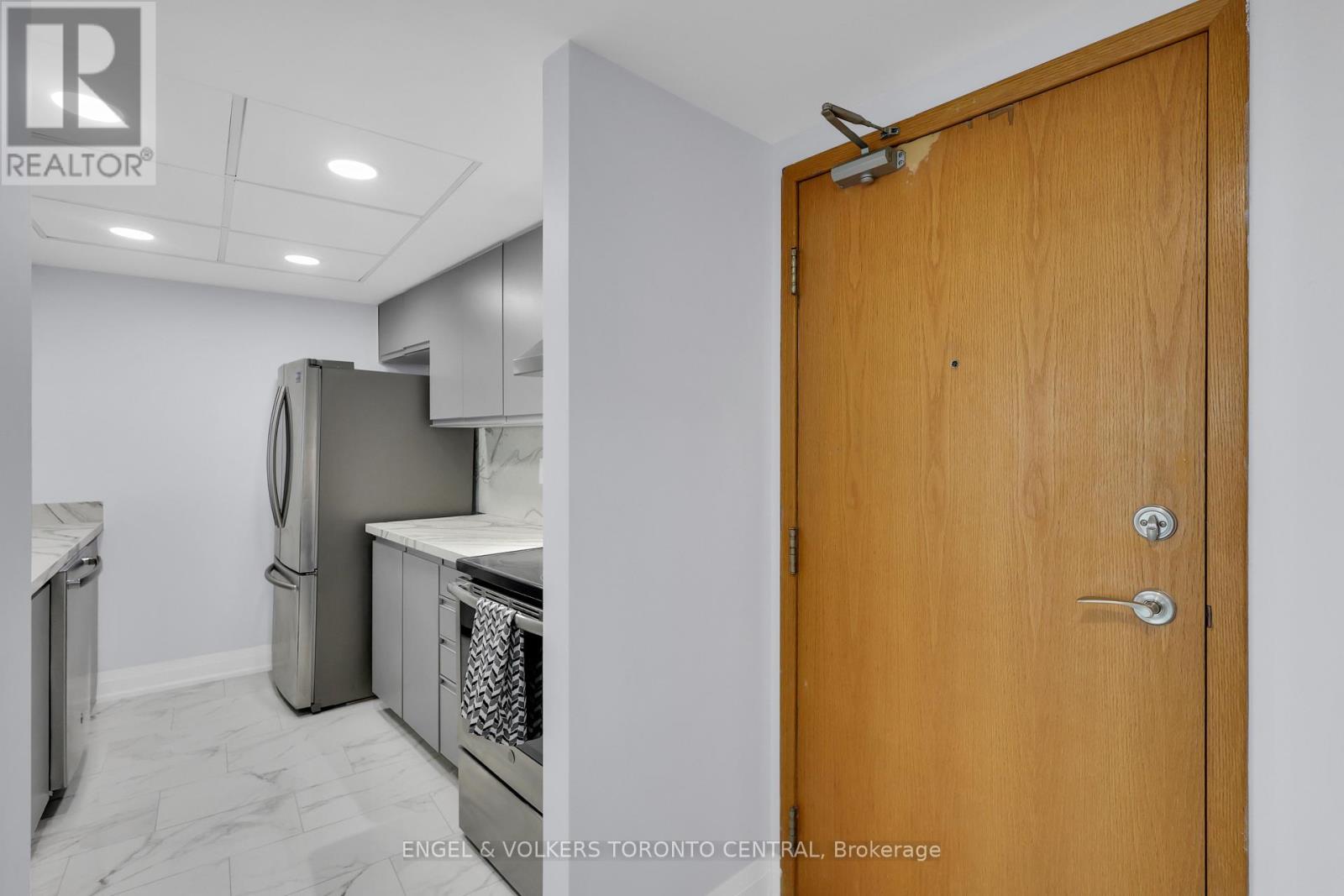 2111 - 77 Harbour Square, Toronto, Ontario  M5J 2S2 - Photo 4 - C12704292