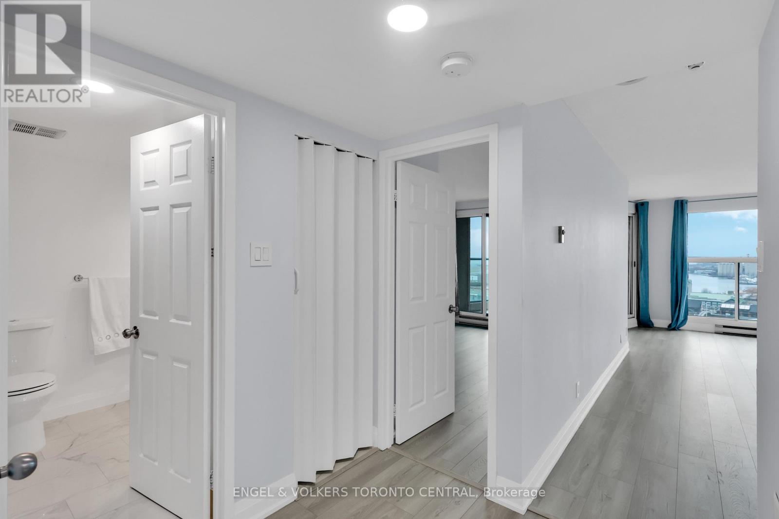 2111 - 77 Harbour Square, Toronto, Ontario  M5J 2S2 - Photo 5 - C12704292