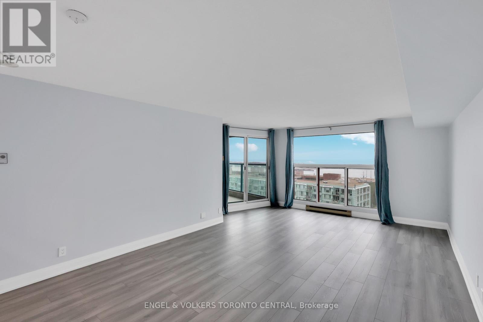 2111 - 77 Harbour Square, Toronto, Ontario  M5J 2S2 - Photo 6 - C12704292