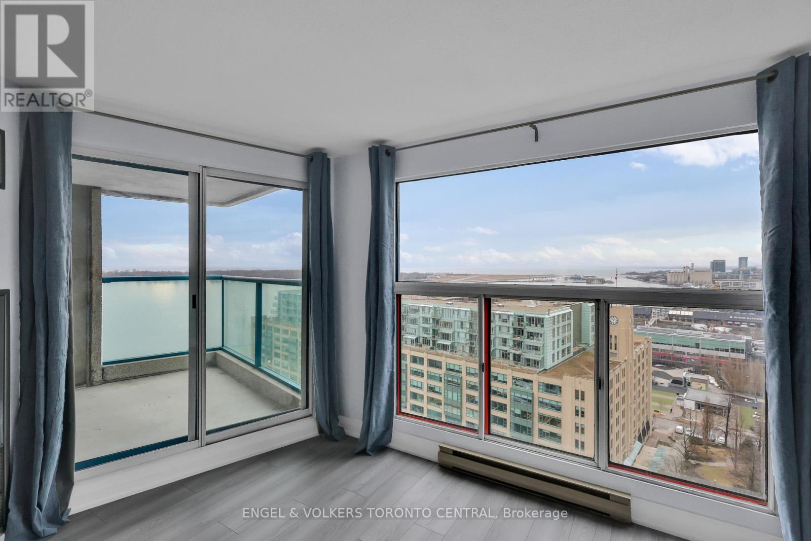 2111 - 77 Harbour Square, Toronto, Ontario  M5J 2S2 - Photo 8 - C12704292