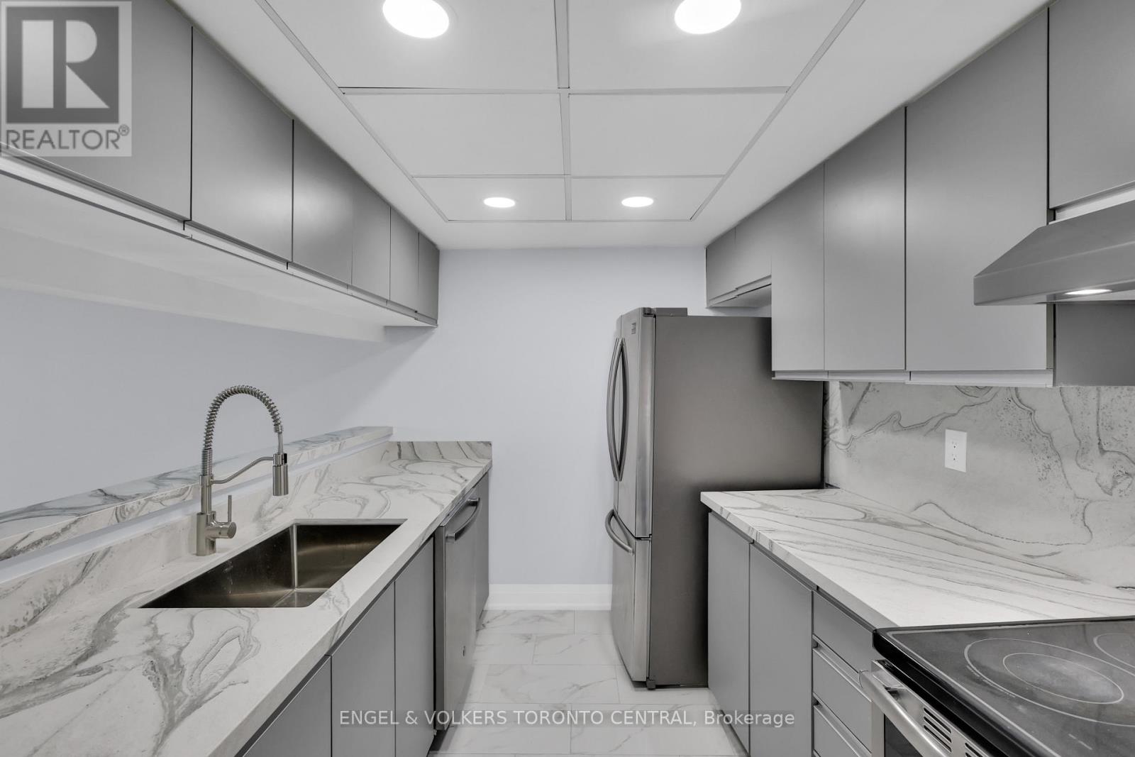 2111 - 77 Harbour Square, Toronto, Ontario  M5J 2S2 - Photo 9 - C12704292