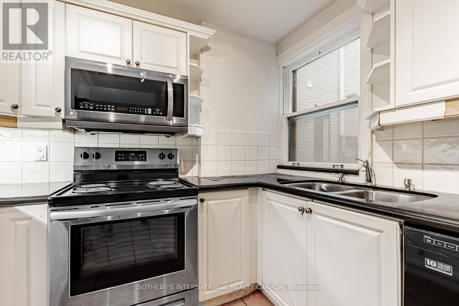 38 Foxbar Road, Toronto, Ontario  M4V 2G6 - Photo 14 - C12704524