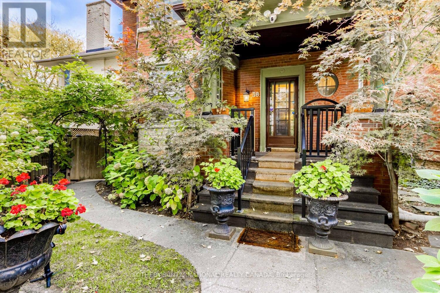 38 Foxbar Road, Toronto, Ontario  M4V 2G6 - Photo 3 - C12704524