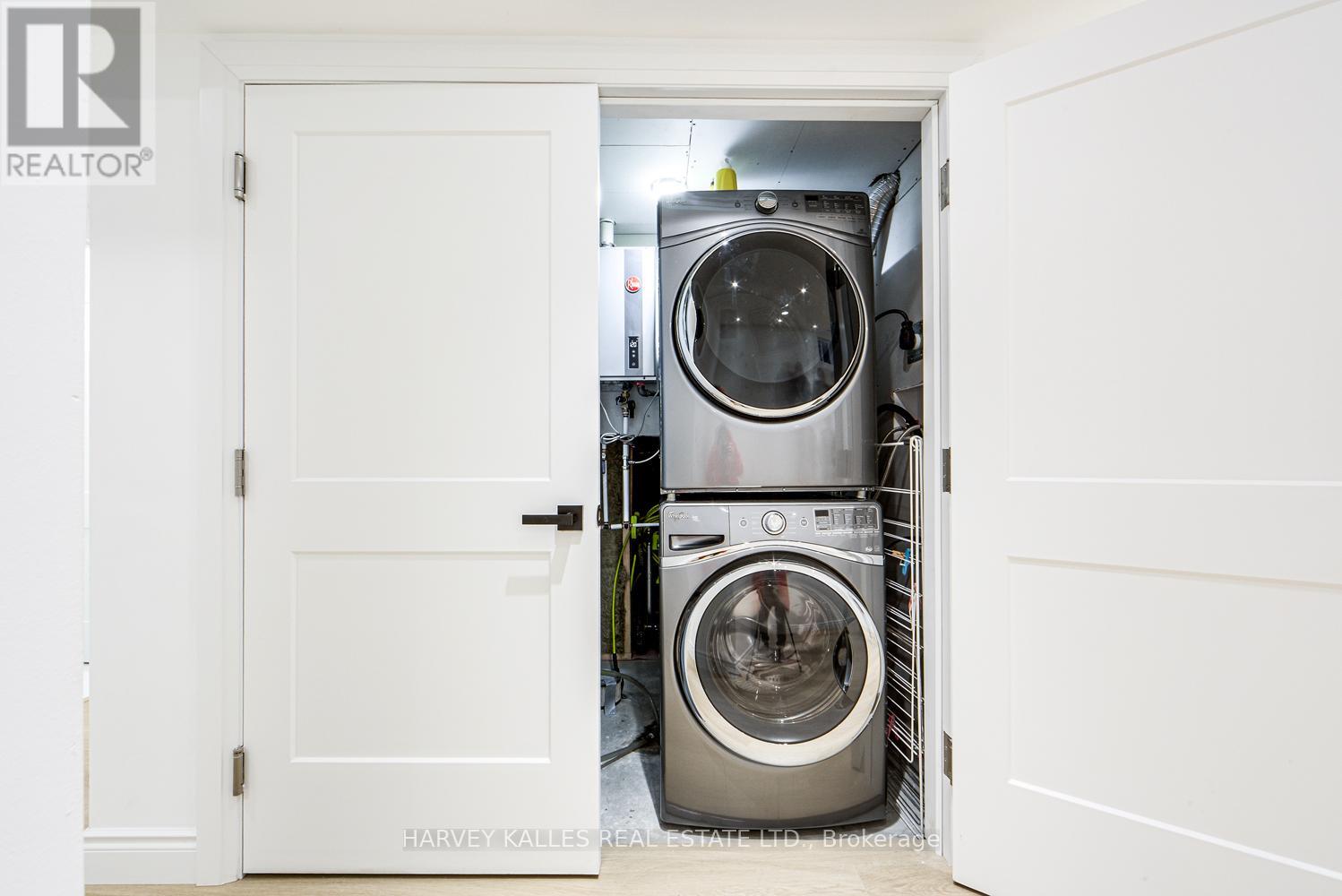 Lower - 33 Parkview Gardens, Toronto, Ontario  M6P 2W1 - Photo 10 - W12681756