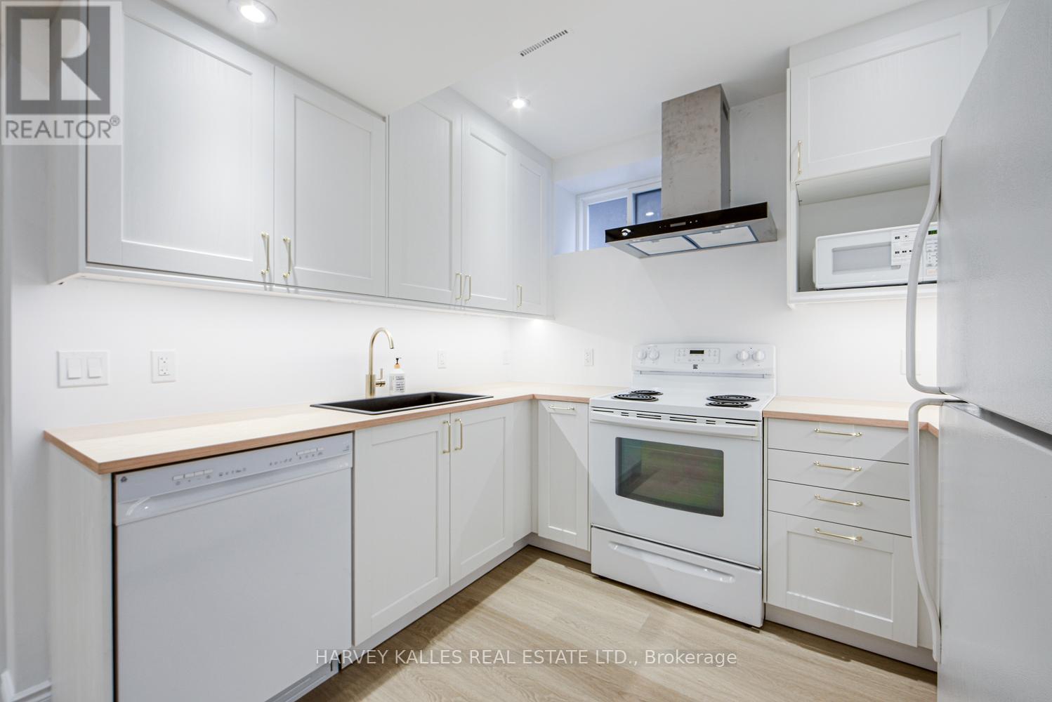 Lower - 33 Parkview Gardens, Toronto, Ontario  M6P 2W1 - Photo 4 - W12681756