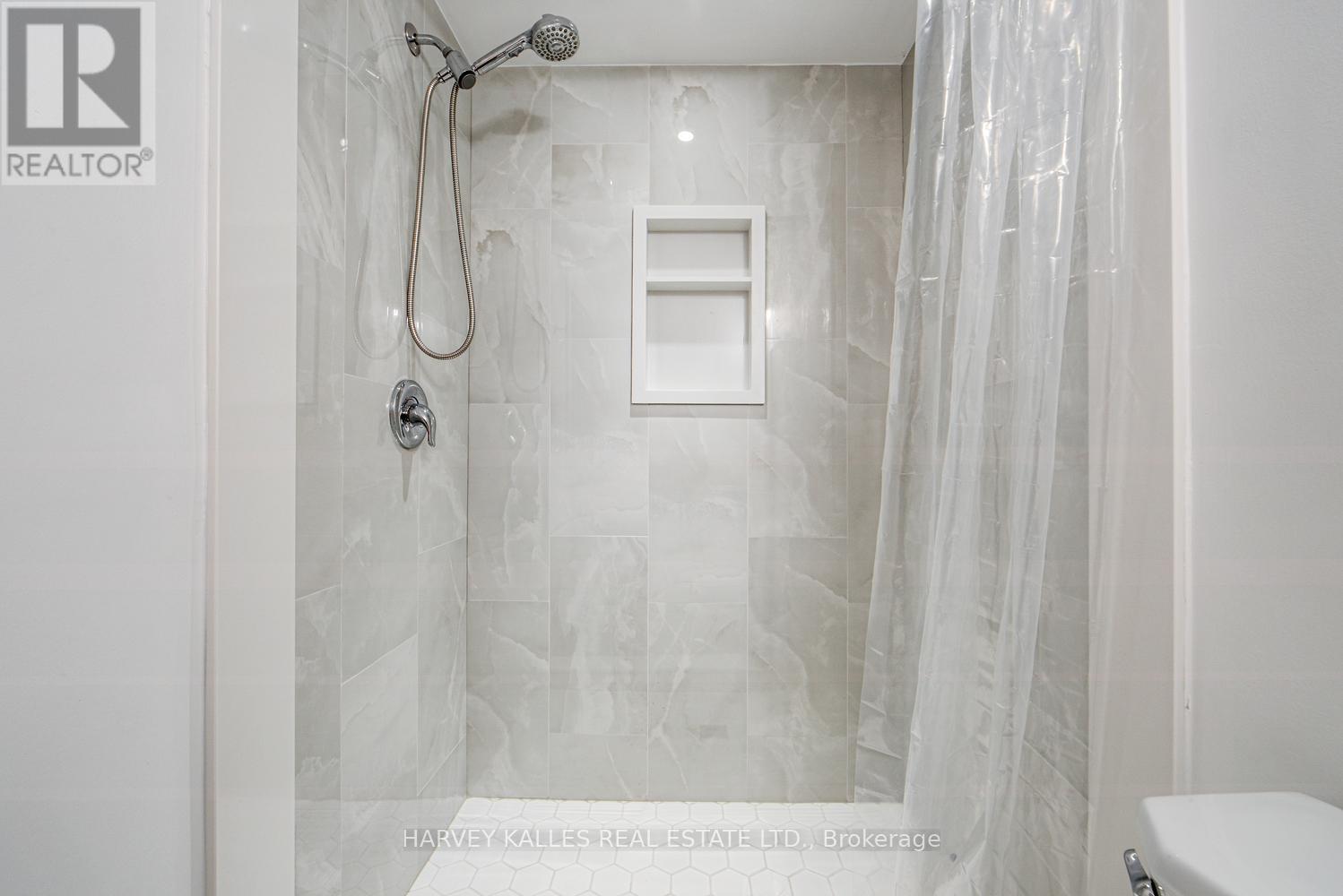 Lower - 33 Parkview Gardens, Toronto, Ontario  M6P 2W1 - Photo 8 - W12681756