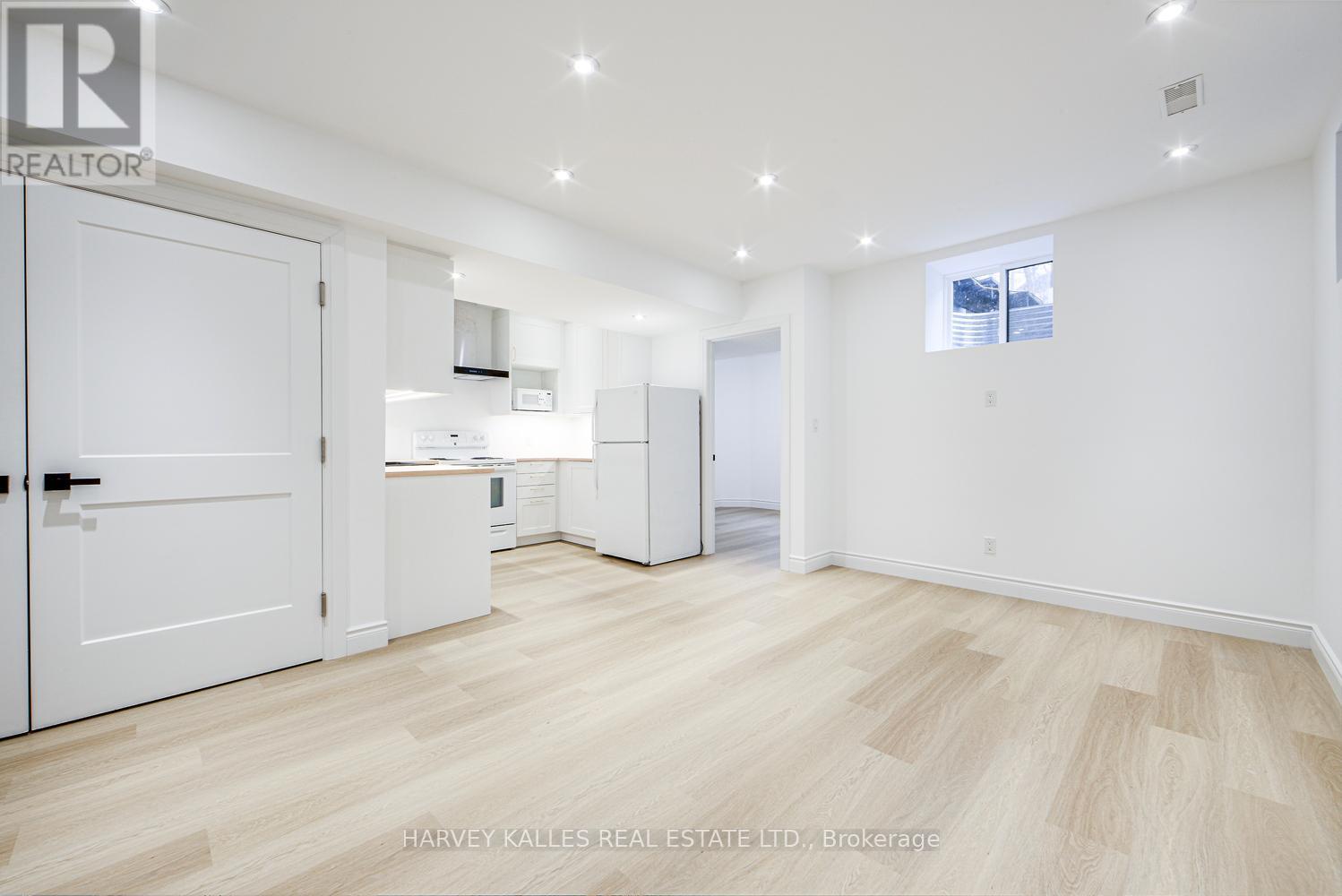 Lower - 33 Parkview Gardens, Toronto, Ontario  M6P 2W1 - Photo 5 - W12681756