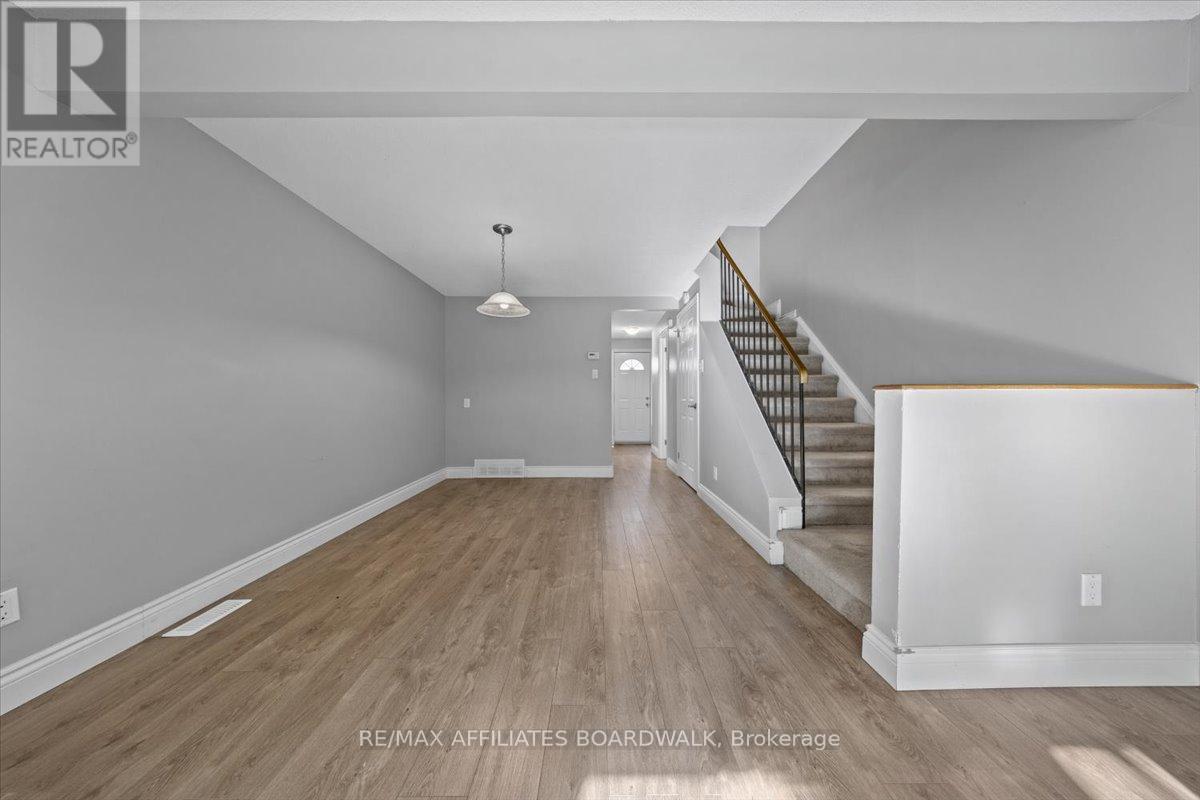 6482 Bilberry Drive W, Ottawa, Ontario  K1C 4N8 - Photo 10 - X12658188