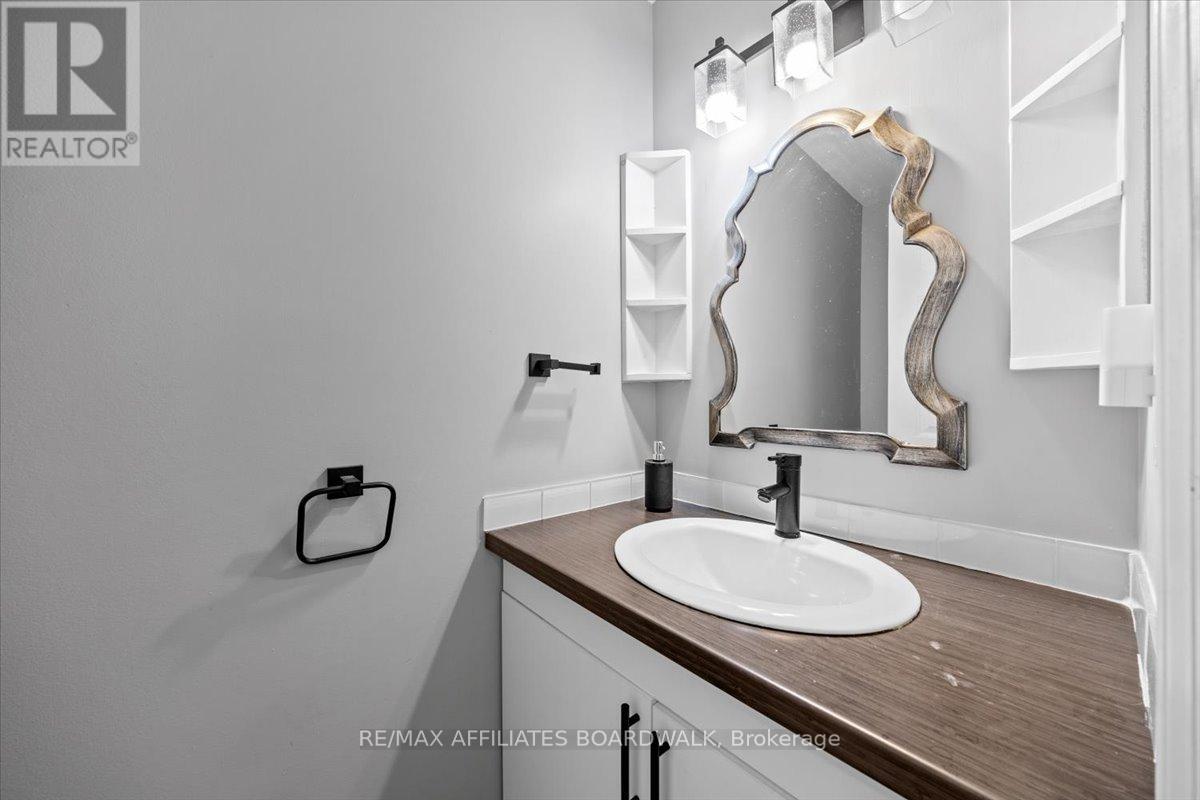 6482 Bilberry Drive W, Ottawa, Ontario  K1C 4N8 - Photo 4 - X12658188