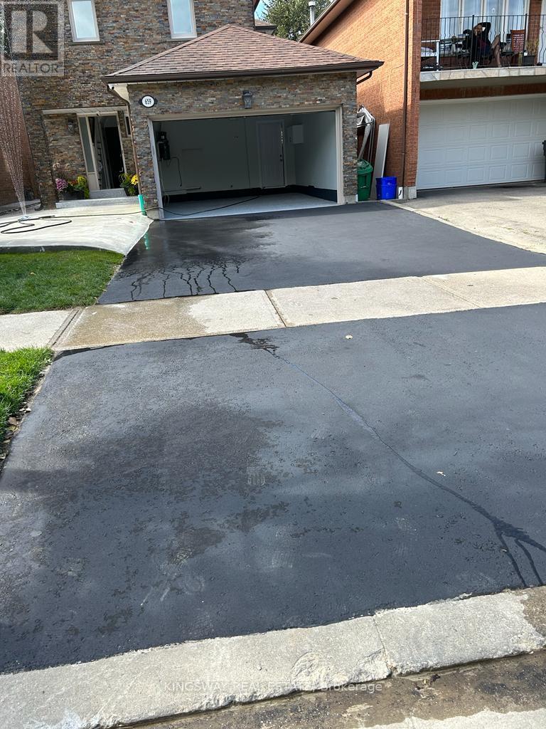 659 Roselaire Trail, Mississauga, Ontario  L5R 3C4 - Photo 4 - W12704282