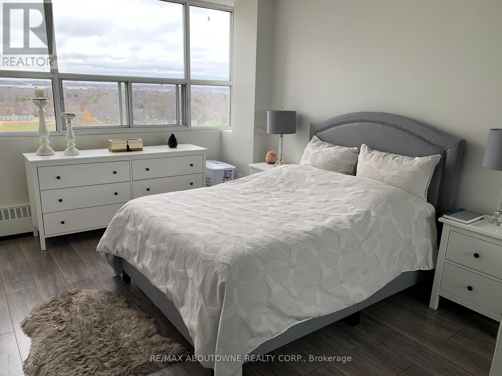 1704 - 2263 Marine Drive, Oakville, Ontario  L6L 5K1 - Photo 5 - W12704378