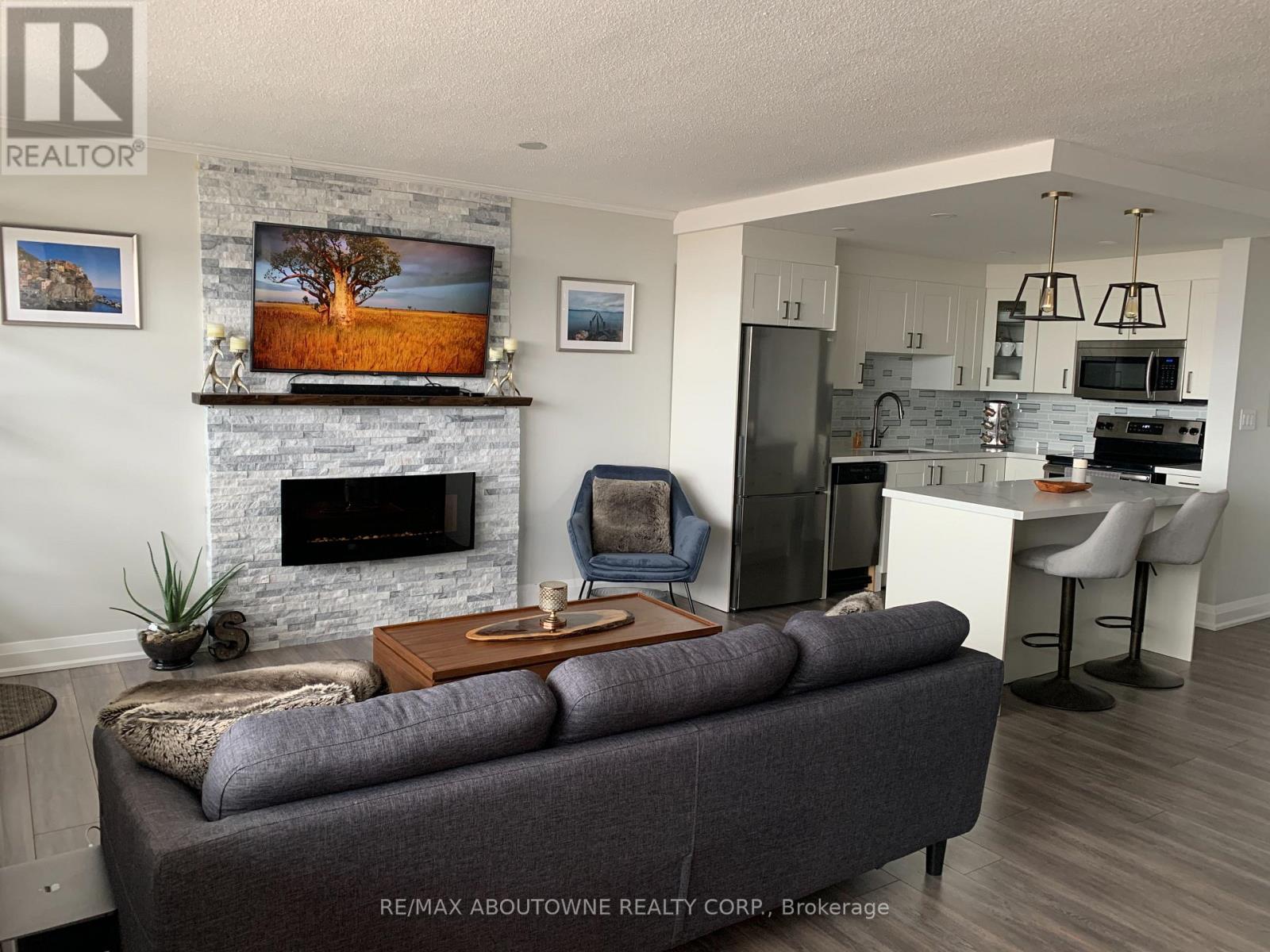 1704 - 2263 Marine Drive, Oakville, Ontario  L6L 5K1 - Photo 6 - W12704378