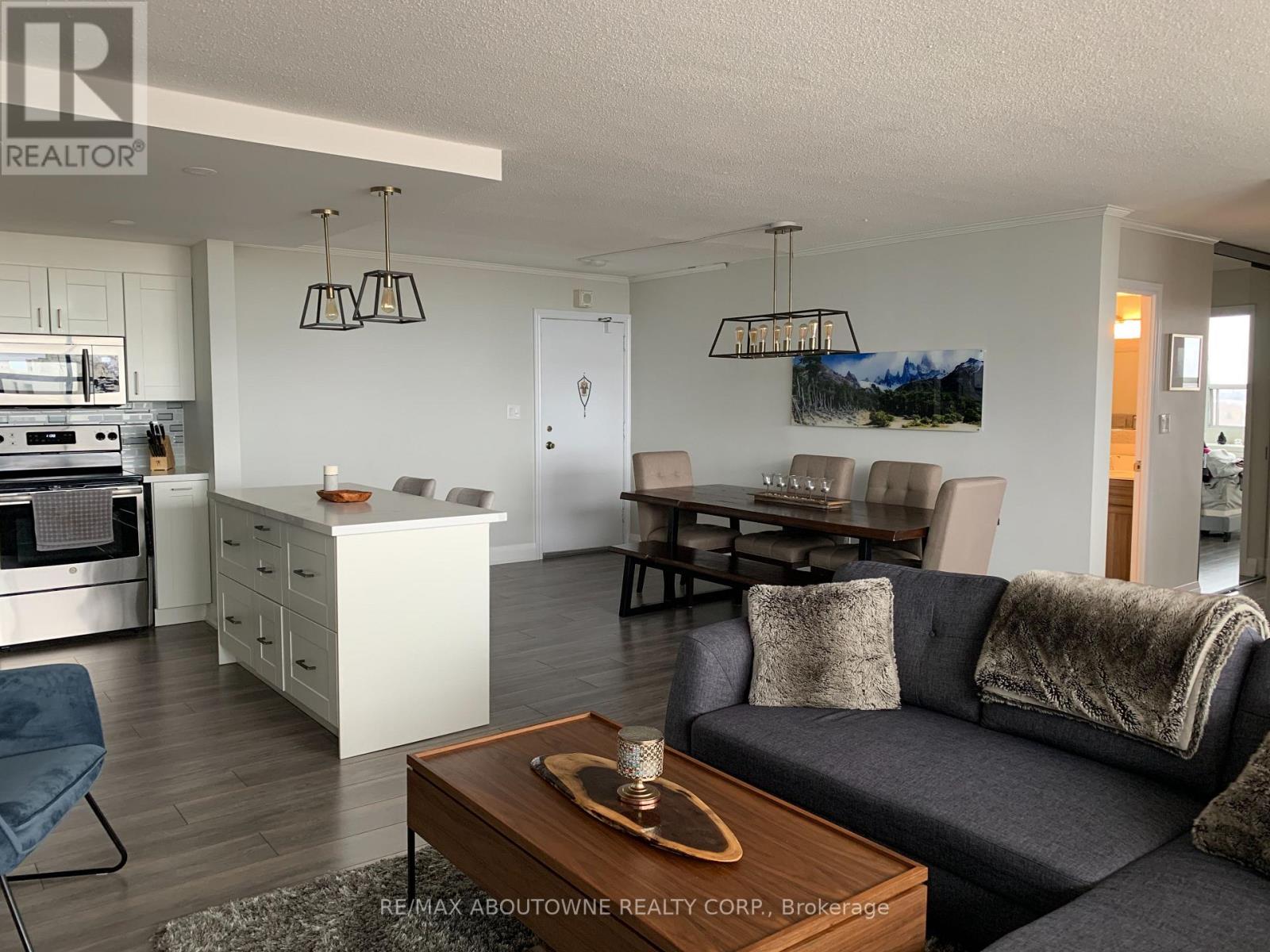 1704 - 2263 Marine Drive, Oakville, Ontario  L6L 5K1 - Photo 7 - W12704378