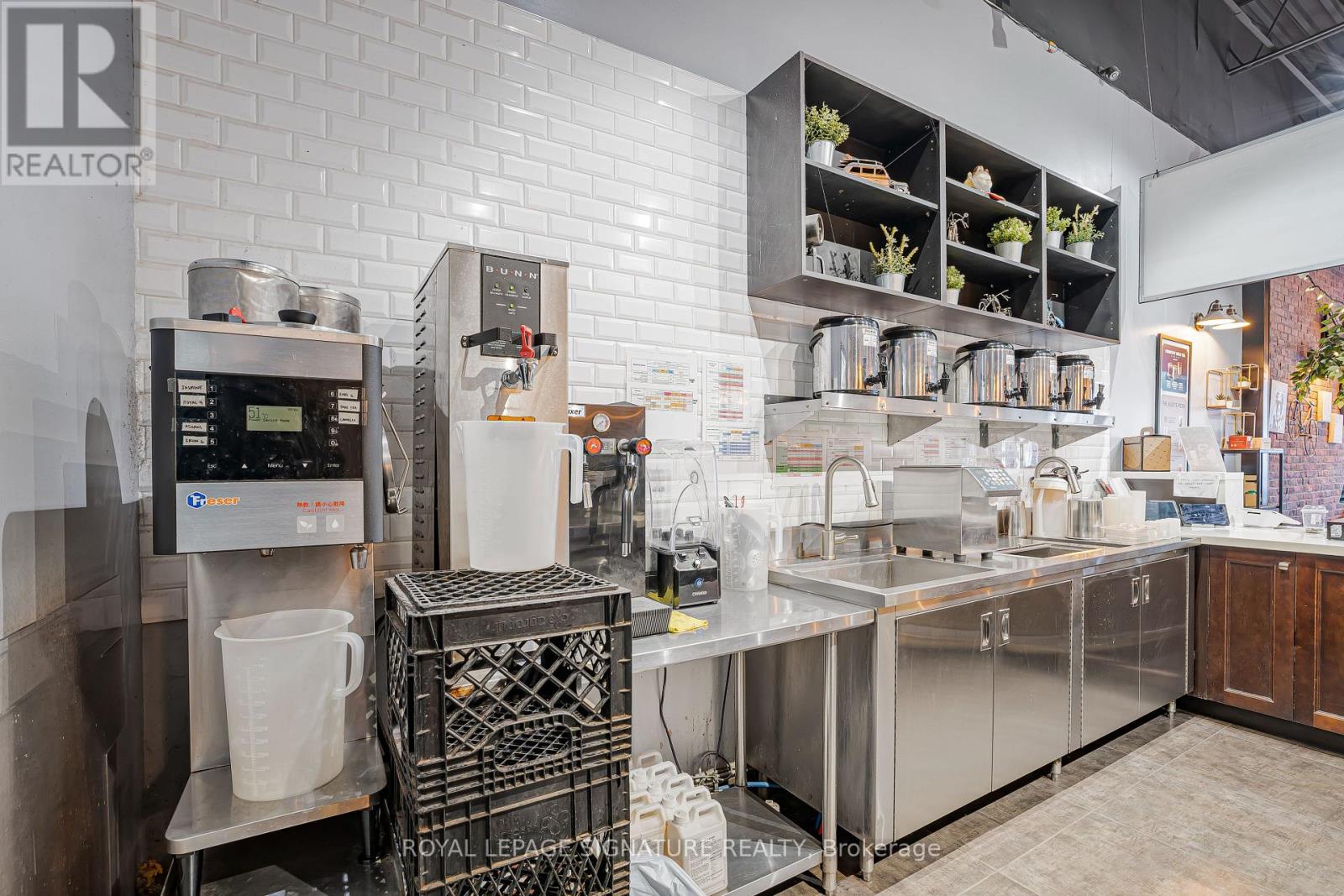 11 - 325 Central Parkway W, Mississauga, Ontario  L5B 3X9 - Photo 14 - W12704432