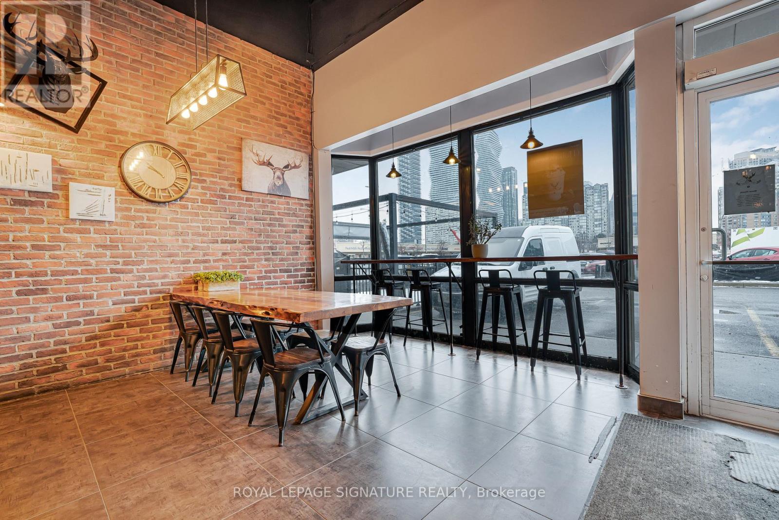 11 - 325 Central Parkway W, Mississauga, Ontario  L5B 3X9 - Photo 3 - W12704432