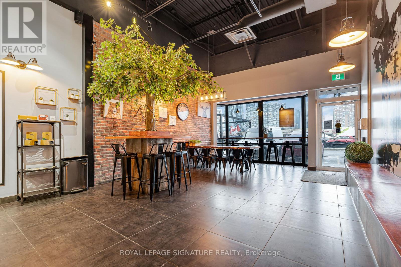 11 - 325 Central Parkway W, Mississauga, Ontario  L5B 3X9 - Photo 4 - W12704432