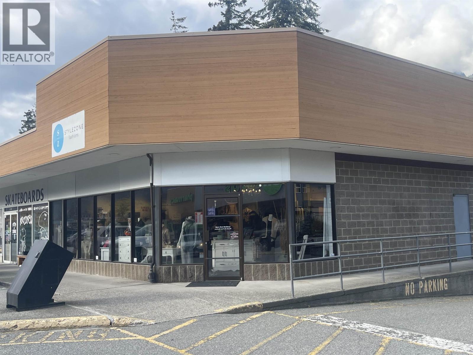 1309 Pemberton Avenue, Squamish, British Columbia  V8B 0A1 - Photo 3 - C8075133